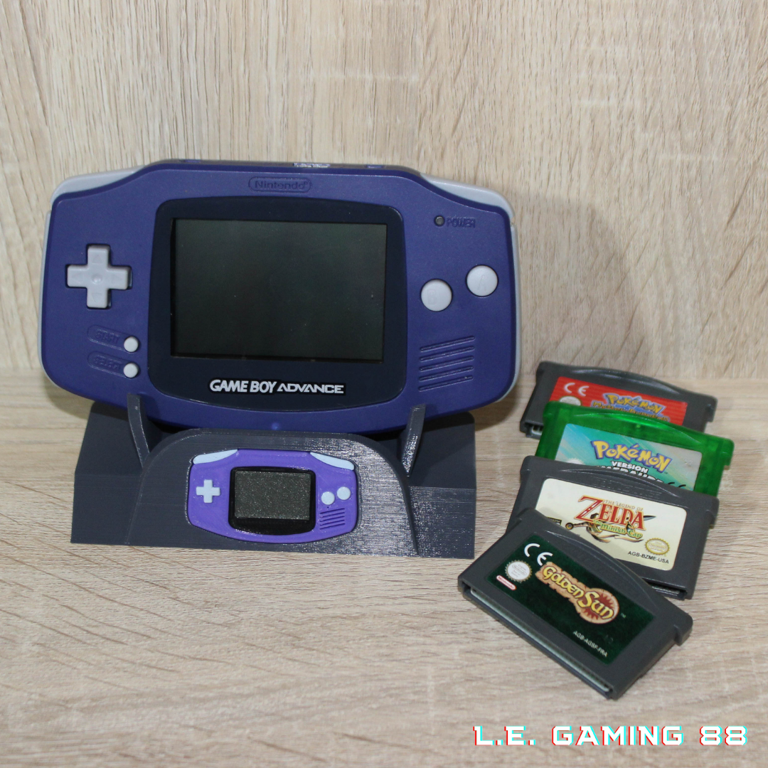 Plusieurs consoles Game Boy et 18 présentoirs/supports de jeux